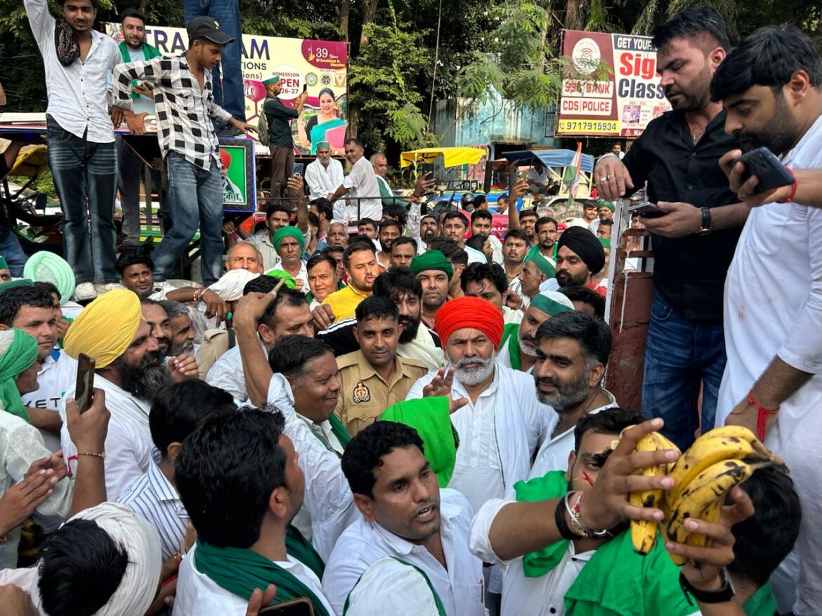 मेरठ कमिश्नरी पर किसान महापंचायत में पहुंचे अतुल प्रधान, किसानों को वितरित किया पानी और फल :