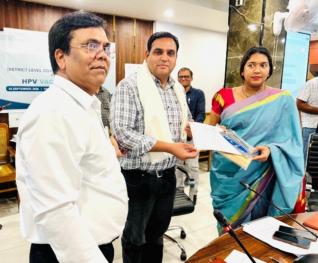 HPV वैक्सीनेशन में मवाना स्वास्थ्य केंद्र ने जिले में हासिल किया प्रथम स्थान, डॉ. अरुण कुमार सम्मानित :