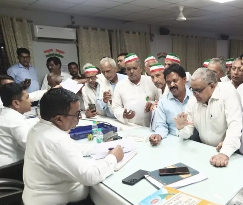 समाधान दिवस में 50 शिकायतें पहुंचीं, पांच का मौके पर निस्तारण :