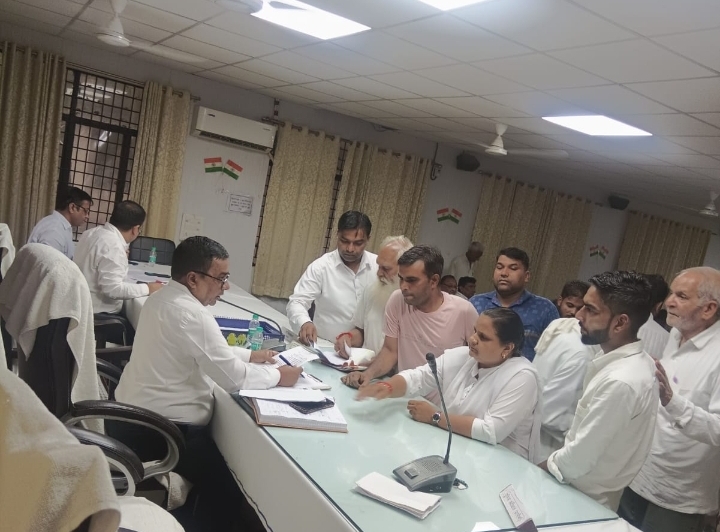 चकरोड ऊंचा होने से खेतों में भरा पानी, फसल बर्बाद होने का खतरा :