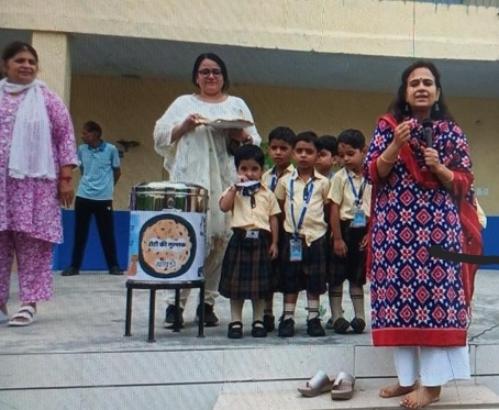 किताबी ज्ञान से आगे संस्कारों की सीख दे रही ‘रोटी की गुल्लक’ :