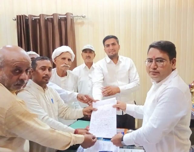 स्कूल की नई इमारत और शहीद के नाम पर विद्यालय का नाम रखने की मांग :
