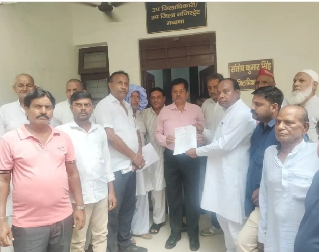खराब सड़कों और जलभराव से परेशान क्षेत्रवासियों की आवाज बनी सपा, एसडीएम को सौंपा ज्ञापन :
