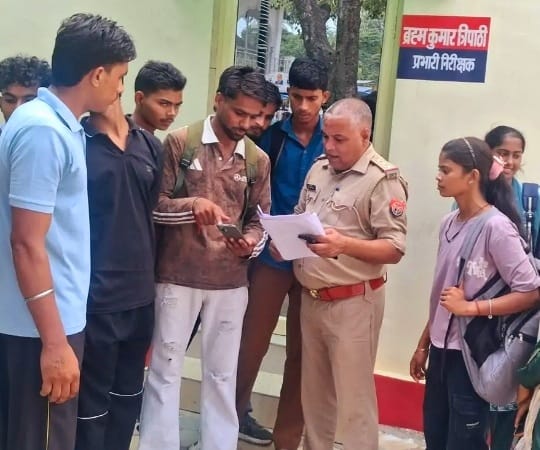 प्रवेश न मिलने से परेशान छात्र-छात्राएं पहुंचे थाने :