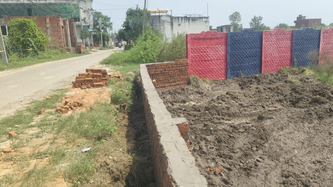 गढ़ रोड पर सरकारी जमीन पर कब्जे का आरोप, ग्रामीणों ने काटा हंगामा एमडीए द्वारा पूर्व में ध्वस्त की गई कॉलोनी में भू माफिया ने नाली की जमीन पर किया कब्जा, प्रशासन ने शुरू की जांच