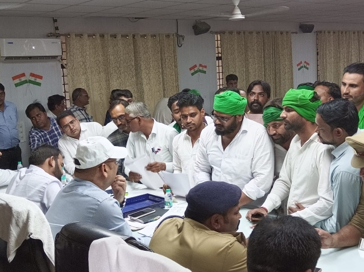 राशन वितरण में 100 रुपये अतिरिक्त लेने और एक्सपायरी नमक देने का आरोप :