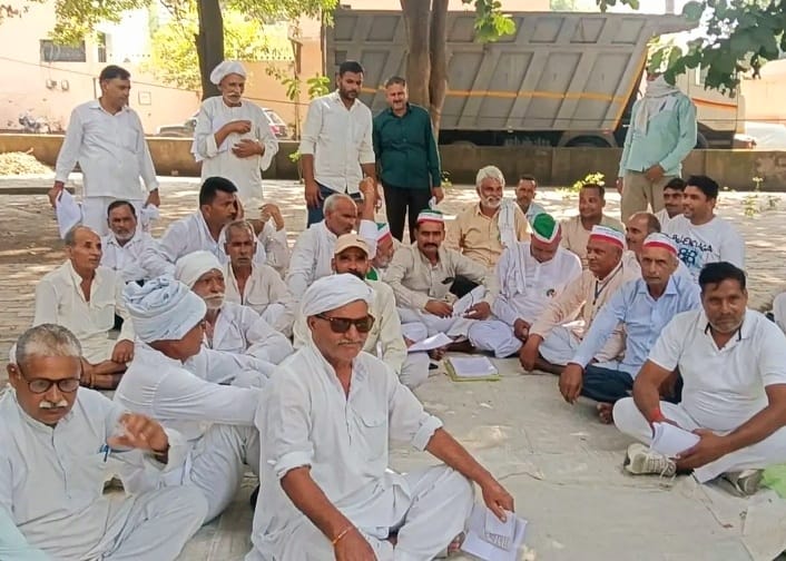 गन्ने के बकाया भुगतान पर ब्याज की मांग को लेकर किसानों का धरना, 7 अक्टूबर को मिलेगा सालवार ब्यौरा :