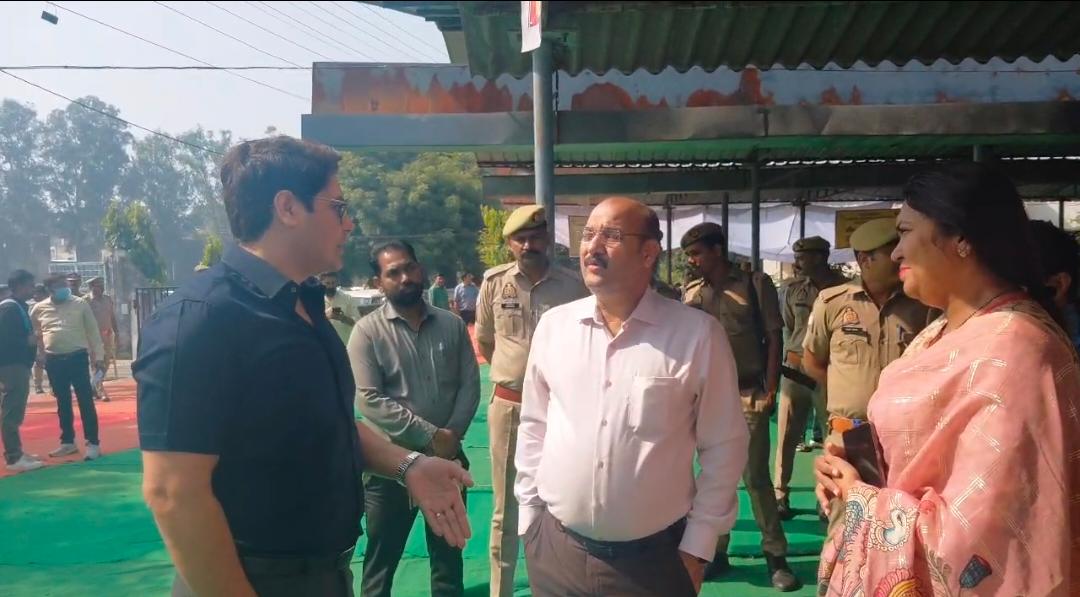 एमएलसी चुनाव को लेकर तैयारियां तेज, आईटीआई साकेत से रवाना हुईं पोलिंग पार्टियांमेरठ के 107 मतदान केंद्रों पर पहुंचेंगी चुनावी टीमें, निष्पक्ष और शांतिपूर्ण मतदान के लिए सुरक्षा के कड़े इंतजाम :