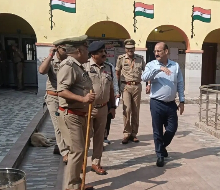 मवाना में एमएलसी चुनाव को लेकर डीएम और एसएसपी ने मतदान केंद्रों का किया निरीक्षण :